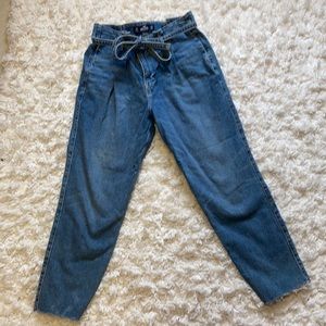 Hollister Curvy Ultra High-Rise Mom Jean